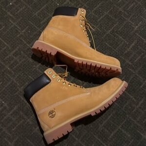 Like New Timberland 6” Wheat Boots - Size 11.5
